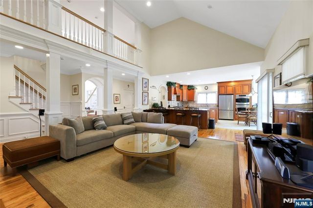 22 Meadow Lake Drive, Mahwah, NJ 07430
