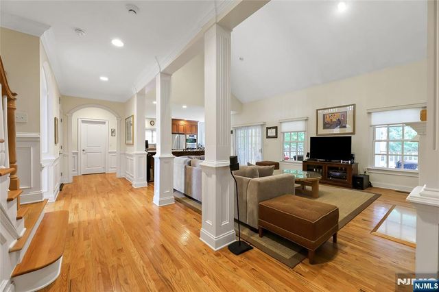 22 Meadow Lake Drive, Mahwah, NJ 07430