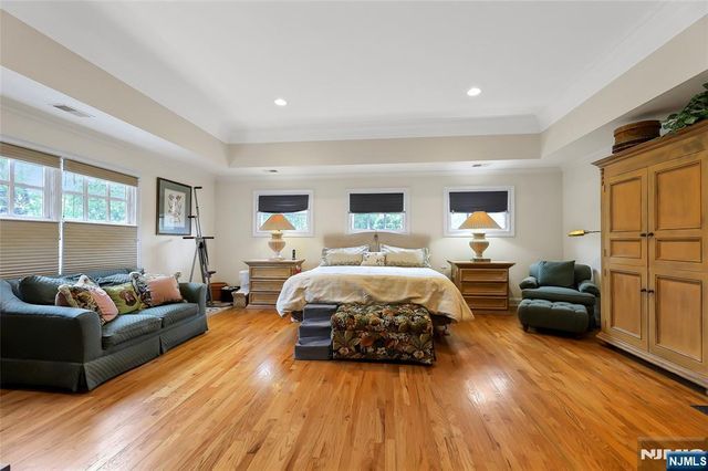 22 Meadow Lake Drive, Mahwah, NJ 07430