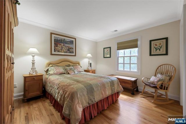 22 Meadow Lake Drive, Mahwah, NJ 07430