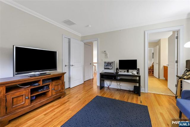 22 Meadow Lake Drive, Mahwah, NJ 07430
