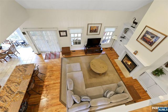 22 Meadow Lake Drive, Mahwah, NJ 07430