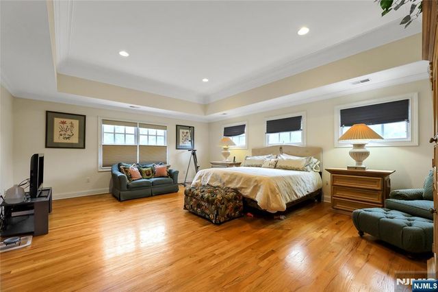 22 Meadow Lake Drive, Mahwah, NJ 07430
