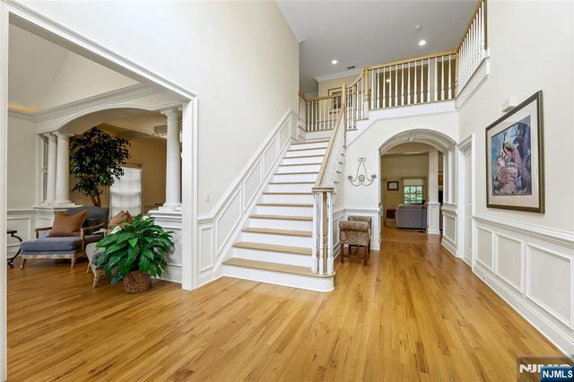 22 Meadow Lake Drive, Mahwah, NJ 07430