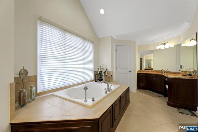 22 Meadow Lake Drive, Mahwah, NJ 07430