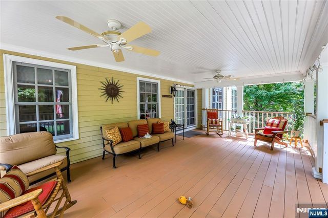 22 Meadow Lake Drive, Mahwah, NJ 07430