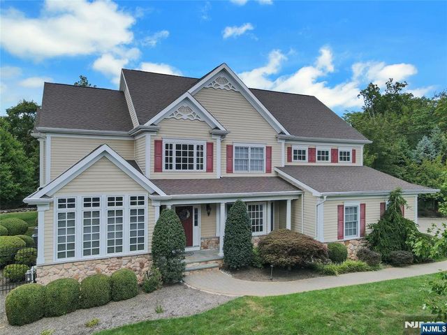 22 Meadow Lake Drive, Mahwah, NJ 07430