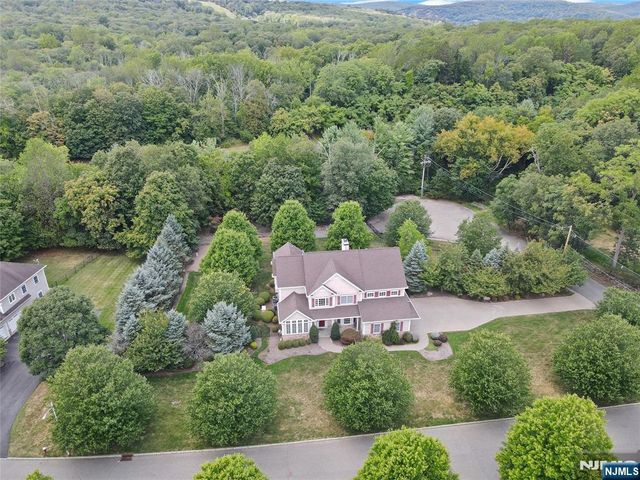 22 Meadow Lake Drive, Mahwah, NJ 07430