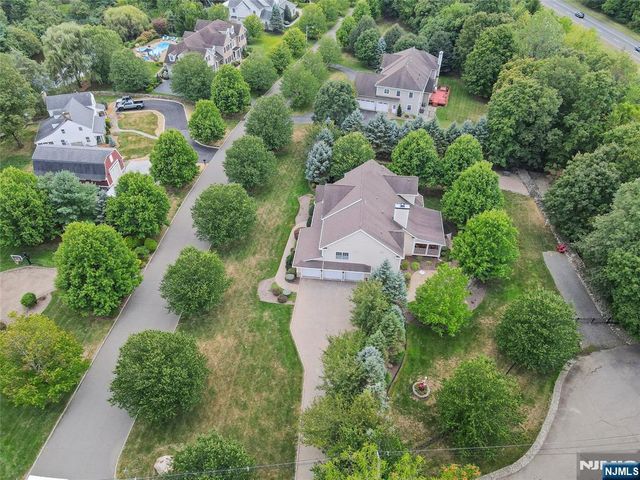 22 Meadow Lake Drive, Mahwah, NJ 07430