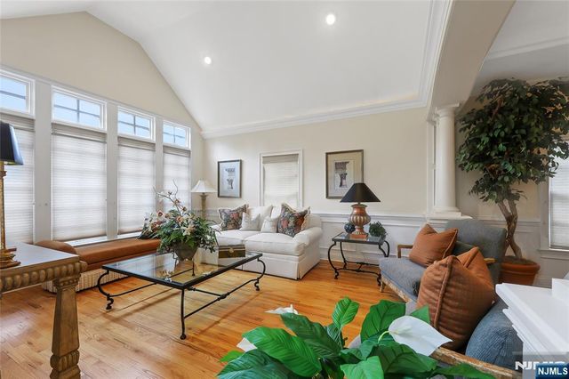 22 Meadow Lake Drive, Mahwah, NJ 07430