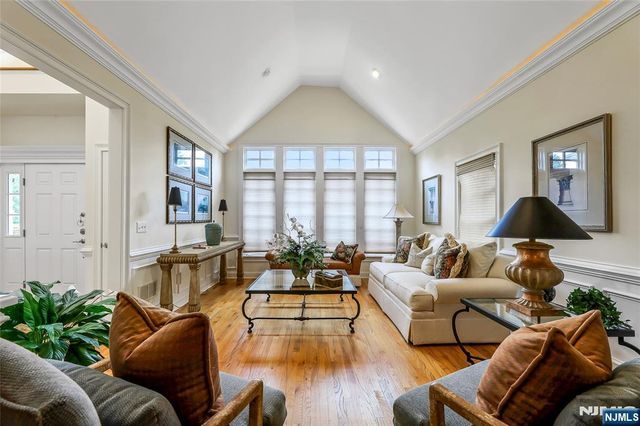 22 Meadow Lake Drive, Mahwah, NJ 07430