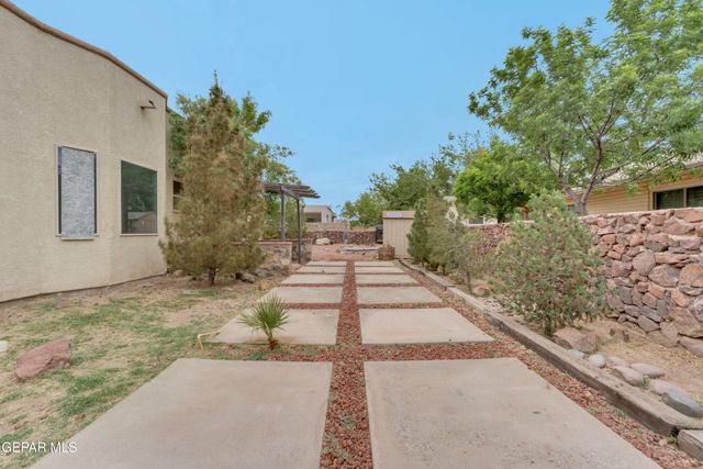 500 COUNTRY OAKS Drive, El Paso, TX 79932