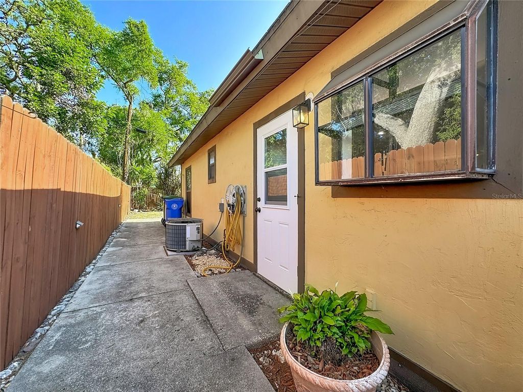 Image 21 of property listing at 2006 7TH AVENUE W B, Bradenton, FL 34205