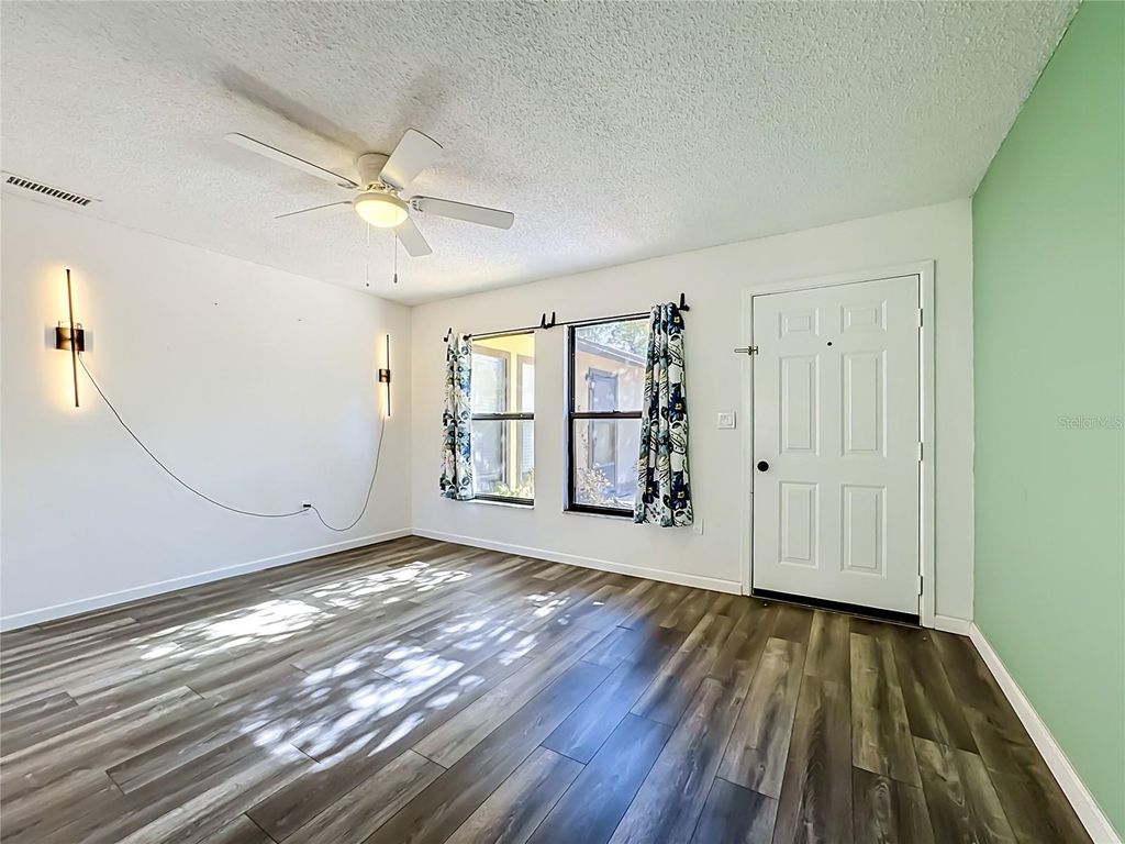 Image 6 of property listing at 2006 7TH AVENUE W B, Bradenton, FL 34205