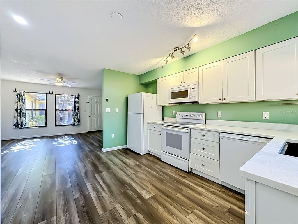 Image 10 of property listing at 2006 7TH AVENUE W B, Bradenton, FL 34205