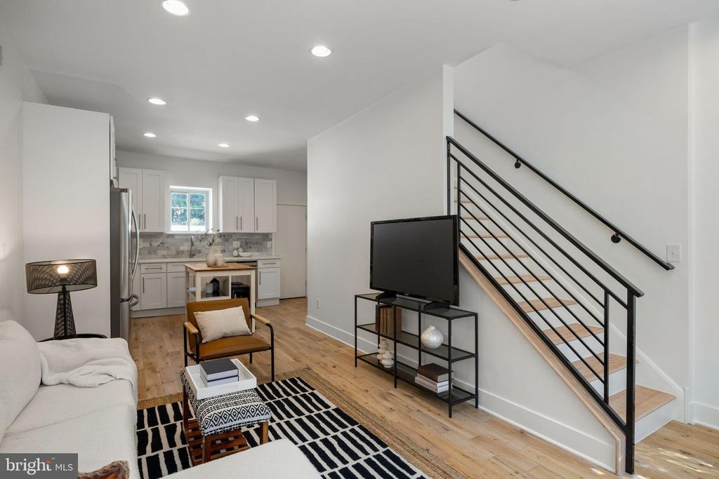 1929 PEMBERTON ST, PHILADELPHIA, PA 19146 — photo 4