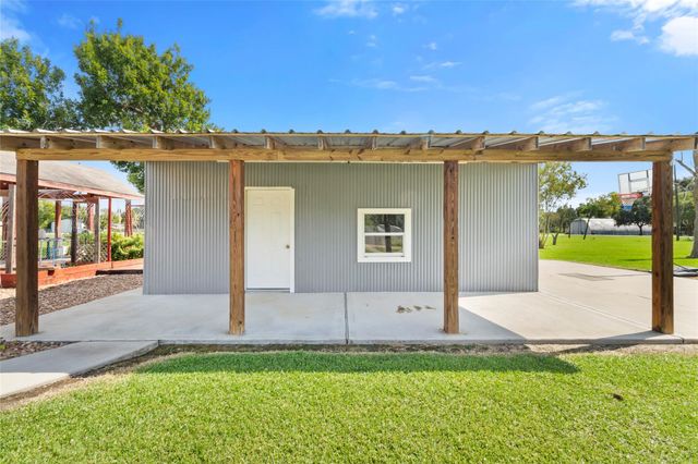 9203 Avenue G, Liverpool, TX 77577