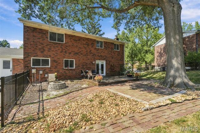 1009 Spinoza Place, Ballwin, MO 63011
