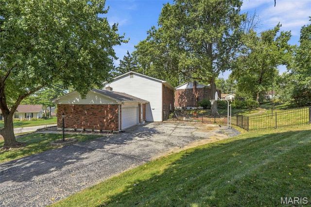 1009 Spinoza Place, Ballwin, MO 63011