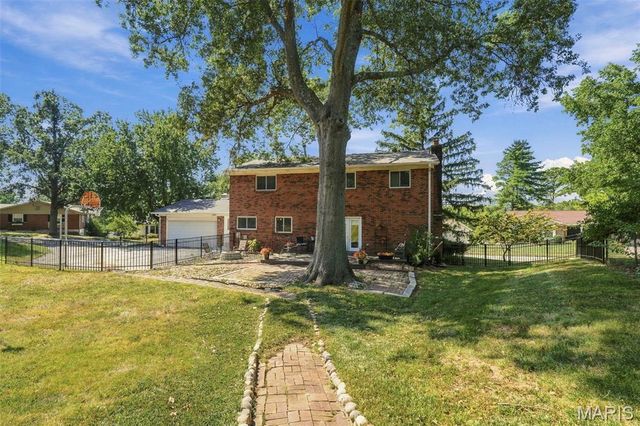 1009 Spinoza Place, Ballwin, MO 63011