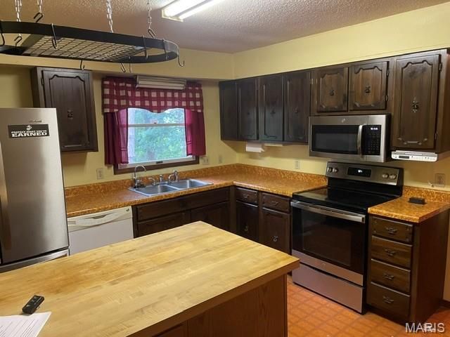89 Zips Road, Hawk Point, MO 63349