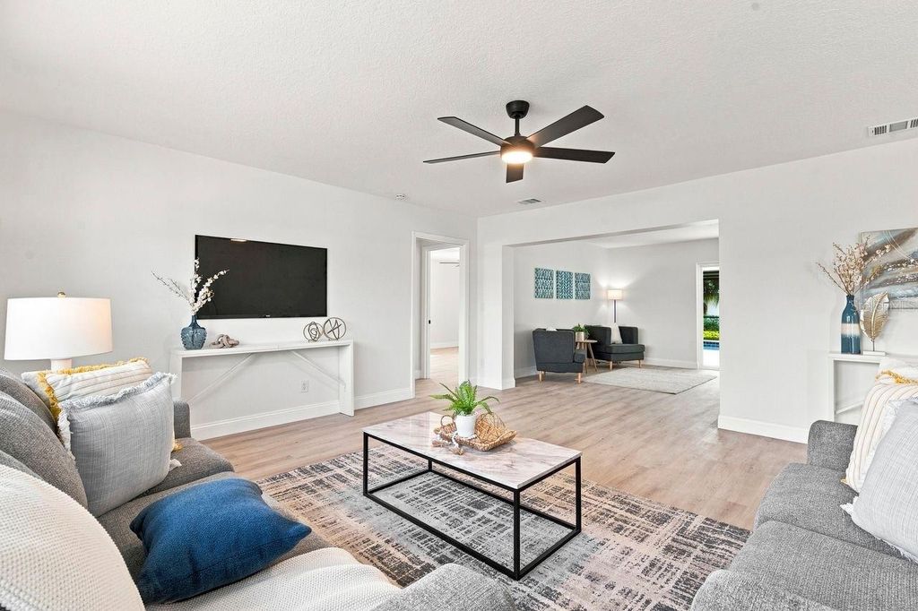 Image 3 of property listing at 212 GIOTTO DRIVE, Nokomis, FL 34275