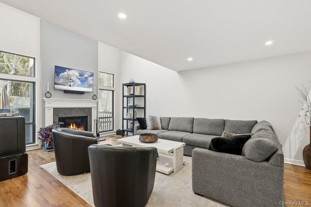 8 Wimbledon Court, Jericho, NY 11753