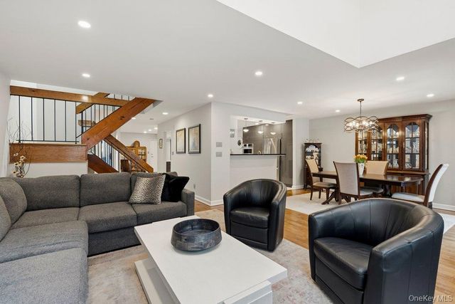 8 Wimbledon Court, Jericho, NY 11753