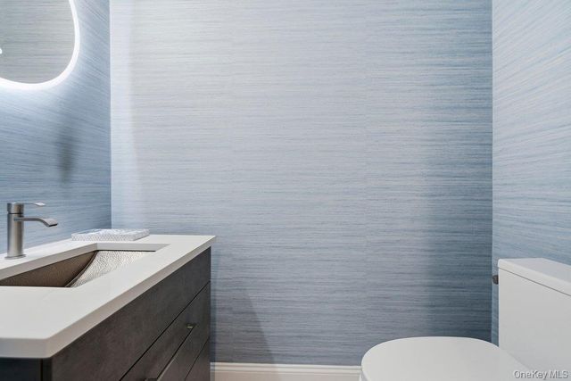 8 Wimbledon Court, Jericho, NY 11753