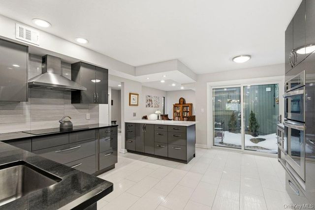 8 Wimbledon Court, Jericho, NY 11753