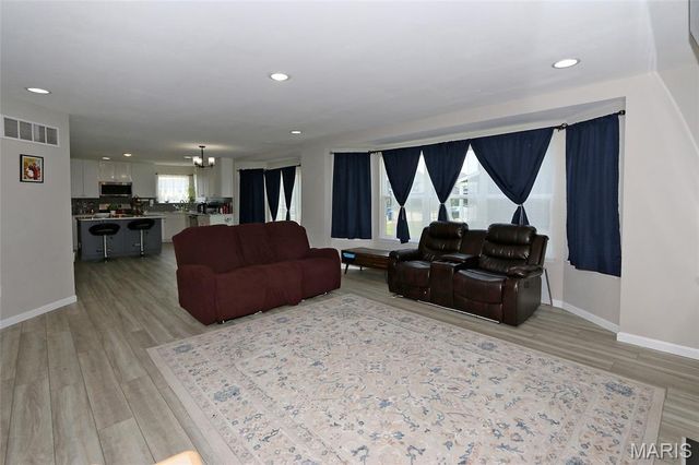 713 Palisades Drive, St Charles, MO 63301