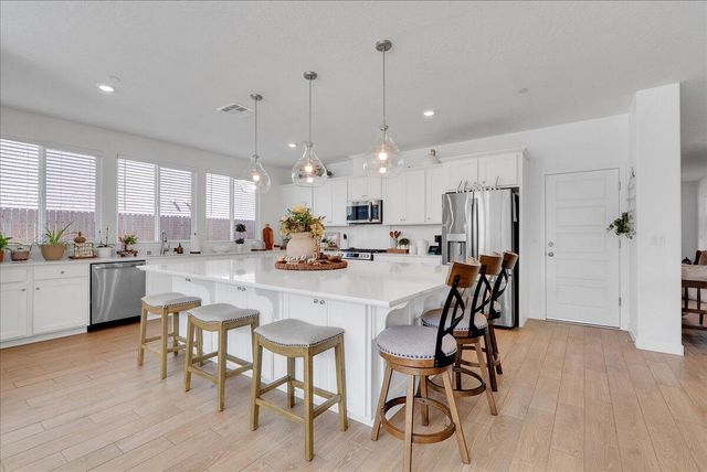 119 NE Riverway Drive, Visalia, CA 93291