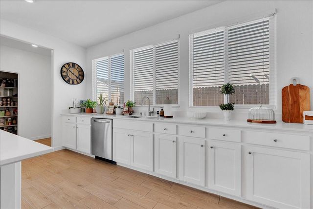 119 NE Riverway Drive, Visalia, CA 93291