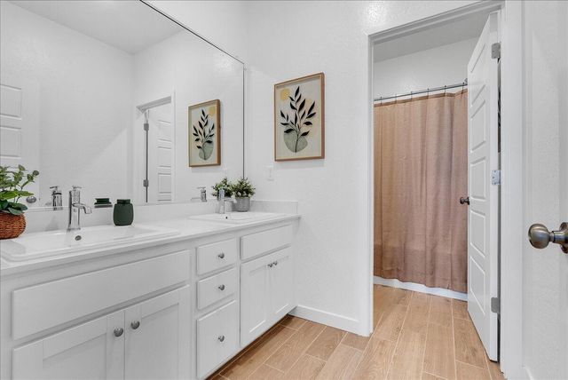 119 NE Riverway Drive, Visalia, CA 93291