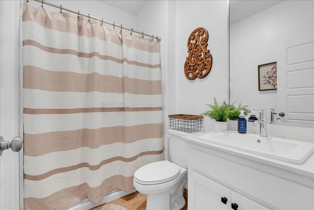 119 NE Riverway Drive, Visalia, CA 93291