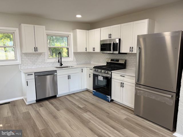 3807 N SYLVAN DR, York, PA 17402