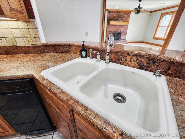 607 Sterling Hills Drive, Fort Gibson, OK 74434