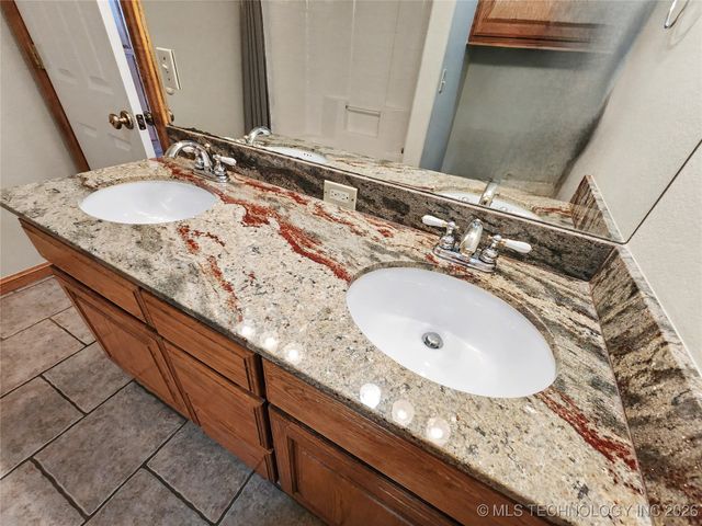 607 Sterling Hills Drive, Fort Gibson, OK 74434