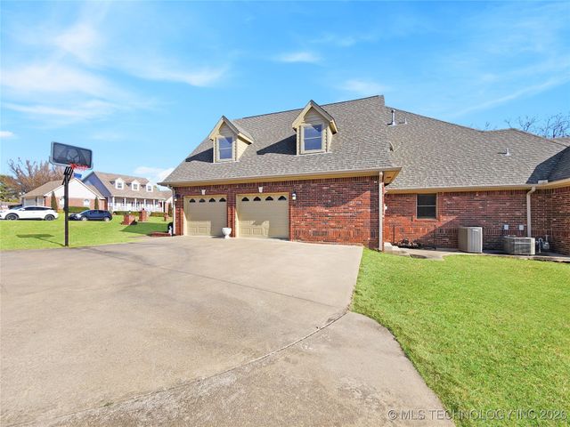 607 Sterling Hills Drive, Fort Gibson, OK 74434