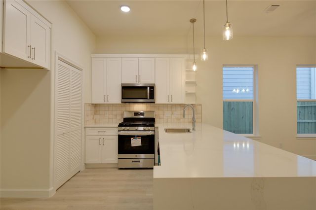 955 Ringold Street, Houston, TX 77088