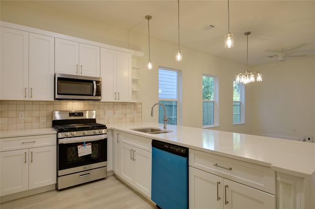 955 Ringold Street, Houston, TX 77088