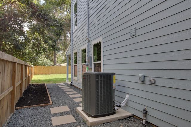 955 Ringold Street, Houston, TX 77088