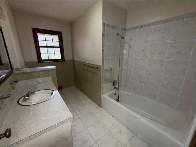 3720 CRESCENT Avenue, Kansas City, MO 64133