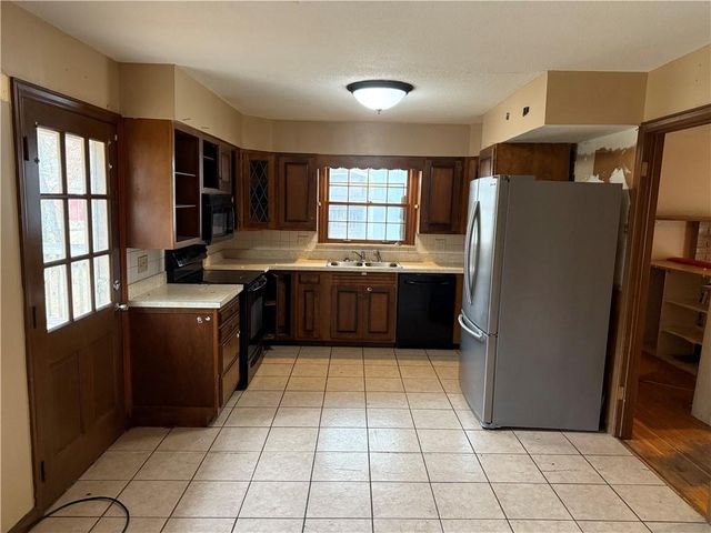 3720 CRESCENT Avenue, Kansas City, MO 64133