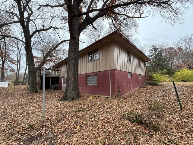 3720 CRESCENT Avenue, Kansas City, MO 64133