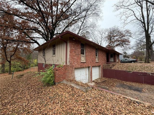 3720 CRESCENT Avenue, Kansas City, MO 64133