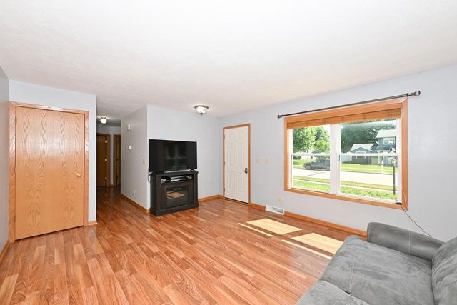 W201N16255 Ash DRIVE, Jackson, WI 53037