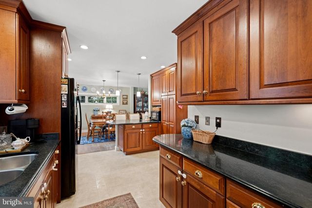 5201 BROOKEWAY DR, Bethesda, MD 20816