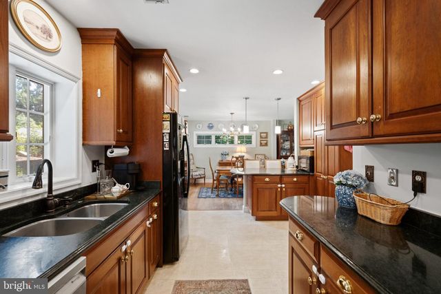 5201 BROOKEWAY DR, Bethesda, MD 20816