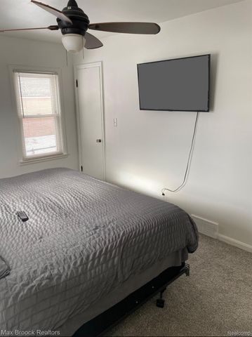 15835 Deerfield Avenue, Eastpointe, MI 48021